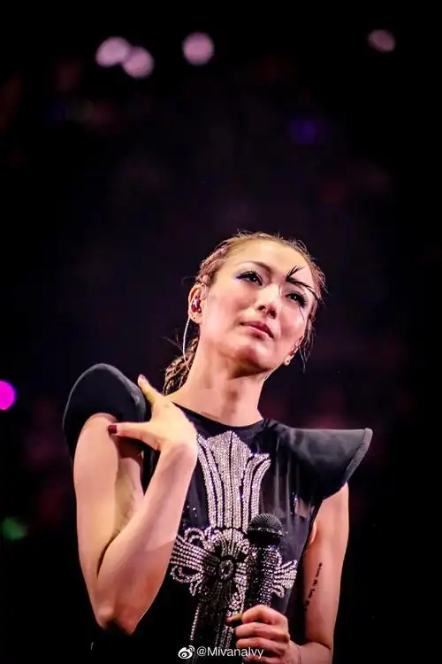 组图郑秀文演唱会中途哽咽落泪边哭边唱频频抹泪