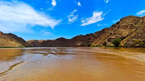 宁夏吴忠青铜峡黄河大峡谷一面贺兰山一面牛首山