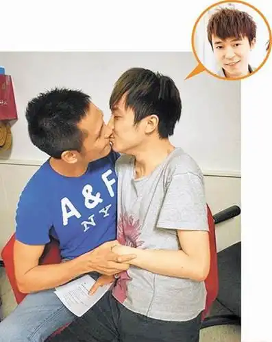 苏打绿主唱青峰性向成迷与男生亲密吻照曝光图