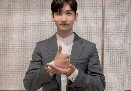 而chen,即exo的成员,于今年1月1日通过粉丝官方站公开亲笔信,宣布自己