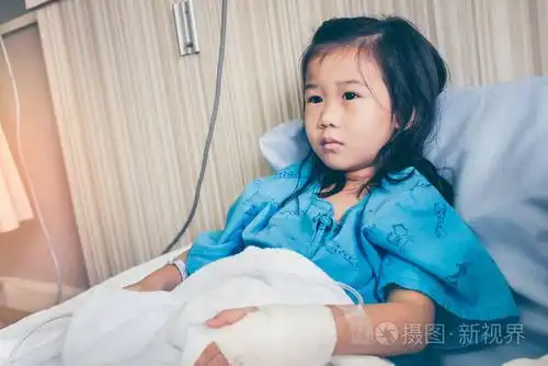 疾病亚洲孩子手上送往医院与生理盐水静脉注射 (iv)