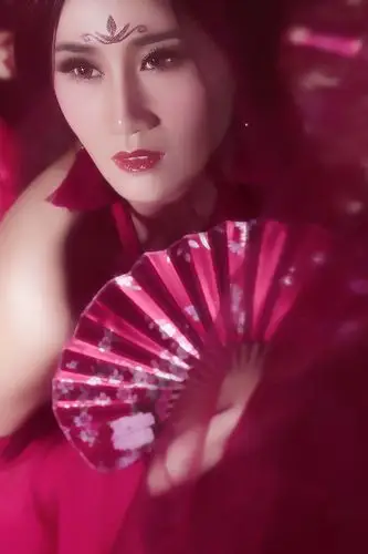 性感红衣美女妖艳妩媚床上诱惑写真