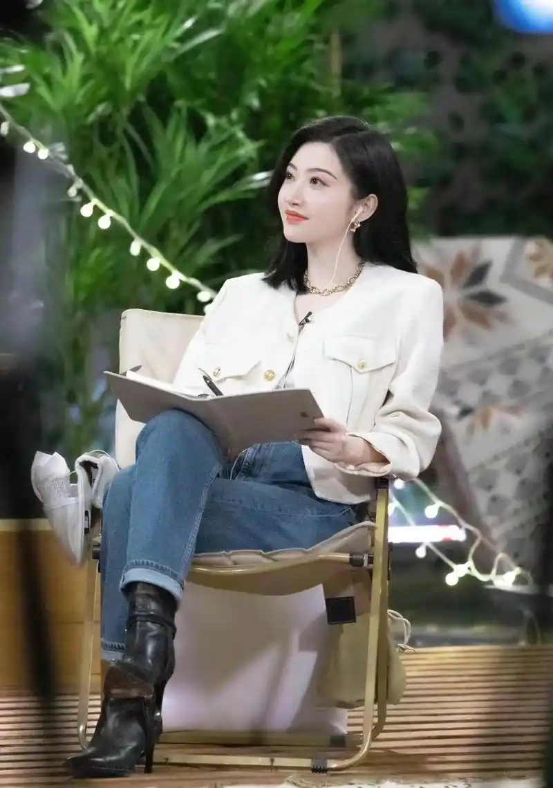 景甜重回《半熟恋人2》,白色外套搭配牛仔裤,简约气质范儿