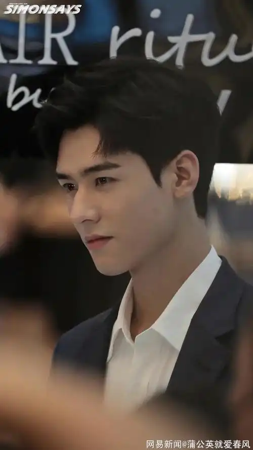 龚俊真拥有一张好皮囊穿西装侧颜太迷人身材又瘦又高让人心动