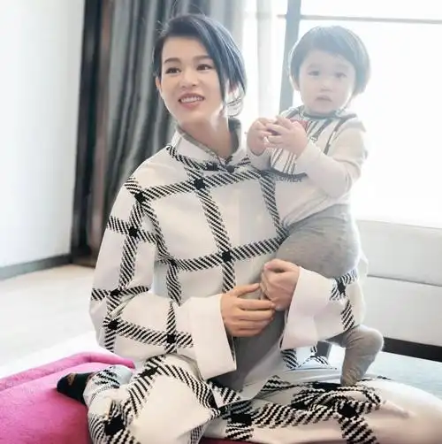 胡杏儿首晒三胎儿子正脸照即登上热搜