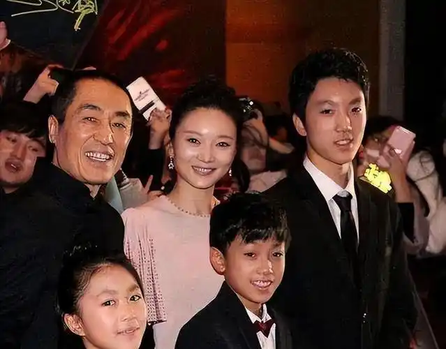 张艺谋19岁辍学与陈婷生子,11年无名分,陈婷不言怨?