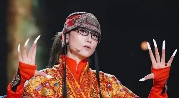 杨丽萍引发讨论,私生活混乱全靠男助理伺候,网友现实版老佛爷