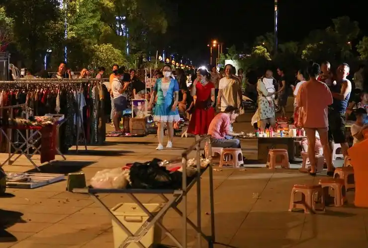 摆地摊摆出了木兰乡繁华夜市来看疫情后偏远乡镇人间烟火