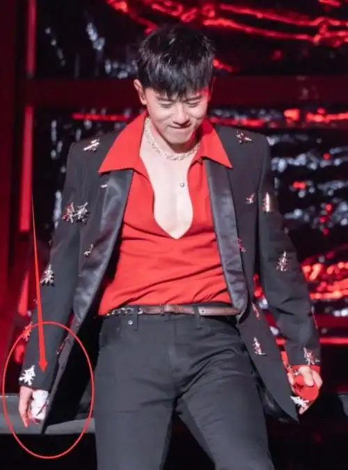 不仅如此,他唱到嗨的地方,还做出了经典的"张杰腰",然而这个时候大家