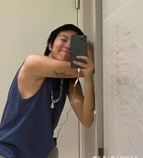 虽说早知道窦靖童热衷于纹身,身上至少六处.