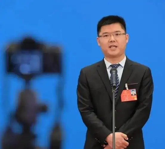 两会热度榜热搜在榜代表建议禁止给大学生办信用卡引网友热评