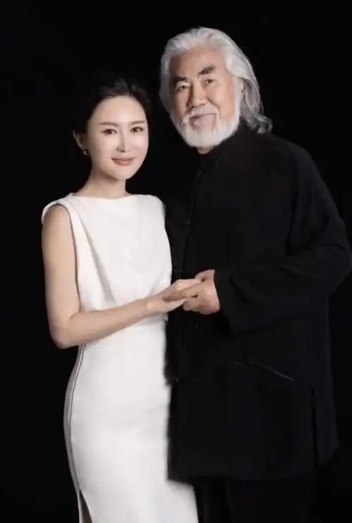 71岁的张纪中:尽管岳母比自己小了11岁,给她尽孝也能坦然