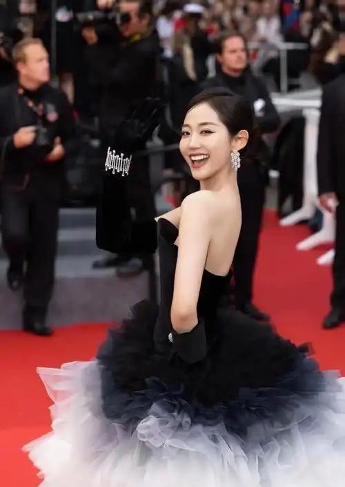 的巩皇,还是多次征战戛纳的影后赵涛,亦或是令人惊艳的佟丽娅和关晓彤