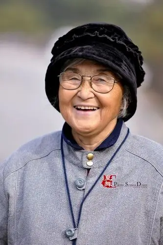 松鼠和阳光下慈祥的老人!