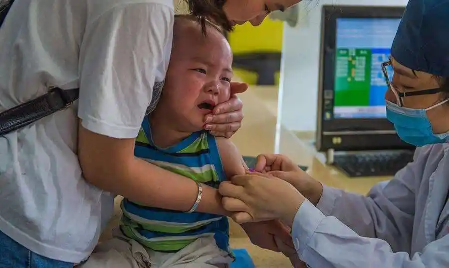 宝宝打针时总是哭闹该怎么办?学会这几个方法,或许能帮你预防!