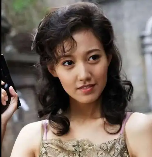 高露,这个名字或许并不为大多数人所熟知,但她在中国影视圈却留下了