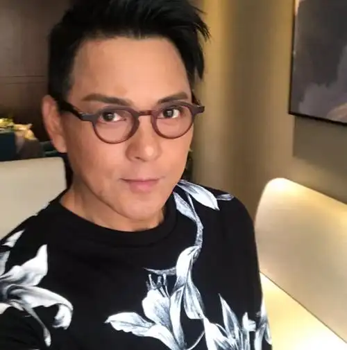 莫少聪情史丰富,不认亲儿子,现在对女儿倒是宠爱有加