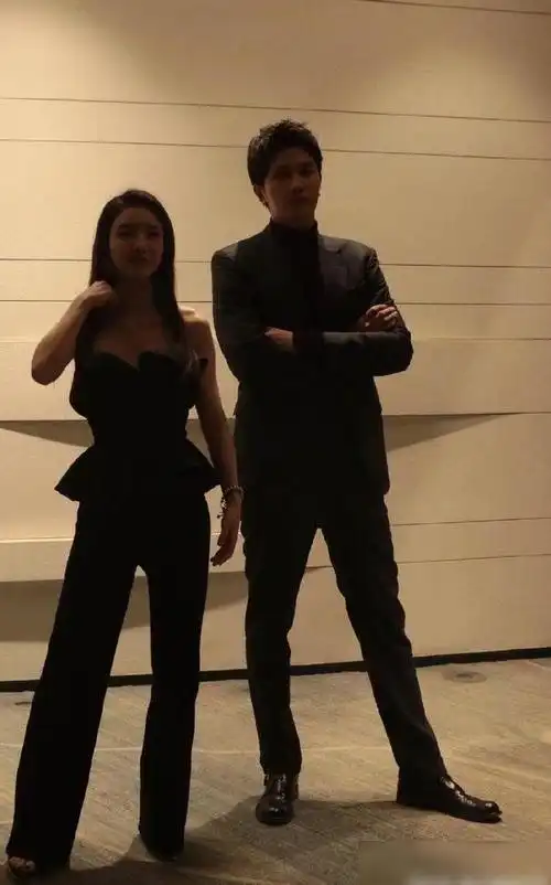 看了彭冠英蔡文静私下合影网友还以为是绝世甜剧