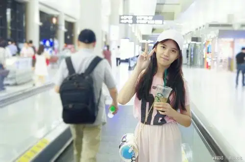 00后小花刘宸希现身机场 网友:当年的"小如萍"都长这么大了!