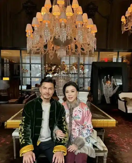 吕良伟与杨小娟新年同框,恩爱如初演绎"不老神话"_爱情_岁月_情感