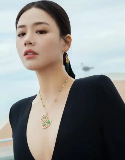 马思纯身着黑色深v礼服搭配翡翠葫芦,展现性感与优雅的完美结合_成为