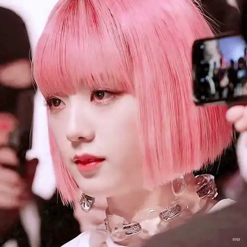 金智秀绝不只是单单的美,气场也可以随时转化成这个场合该有的样子 放