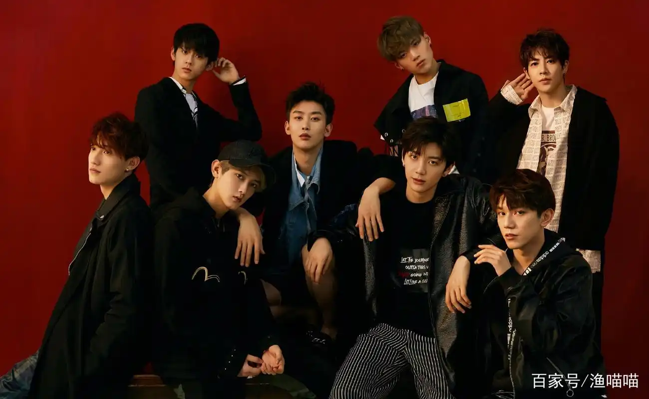 周艺轩到达《青春有你》决赛现场为李汶翰举灯牌,uniq粉丝泪目