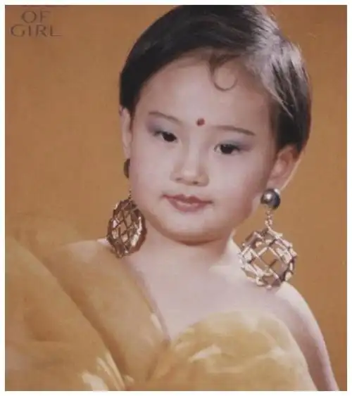 小时候的郑爽更是给人一种贾玲的感觉了,这难道是贾玲小时候的照片吗