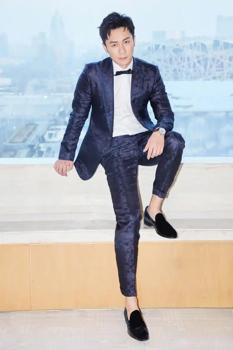 李晨身着深蓝色提花西装帅气亮相.