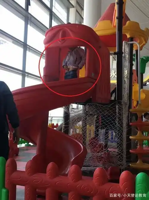 孩子在幼儿园滑梯上拉屎,老师生气质问,孩子却说这样一句话