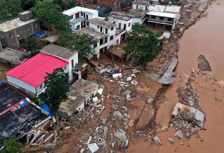 在河南省郑州市金水区一处地下车库,工作人员进行消杀作业