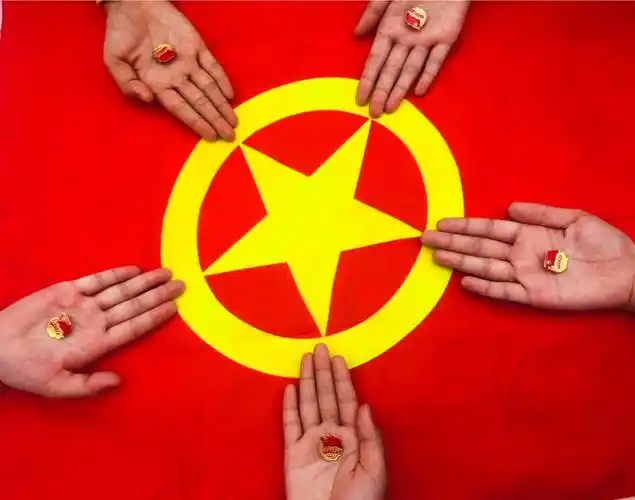 4月26日,校团委组织优秀团员开展我和团旗合个影活动,纪念五四百年.