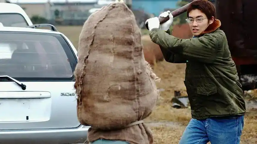 一部荒诞恐怖片,男子找了个天天套麻袋的女友,不想女友是绞肉机