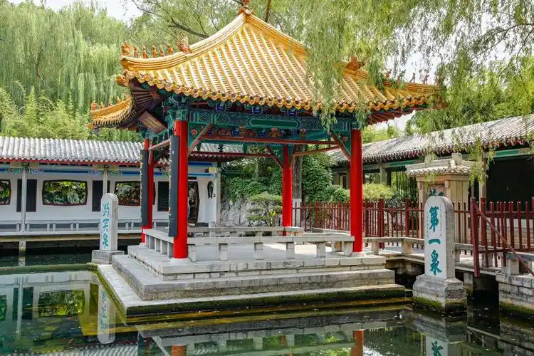 游山东济南市三大名胜中的两大