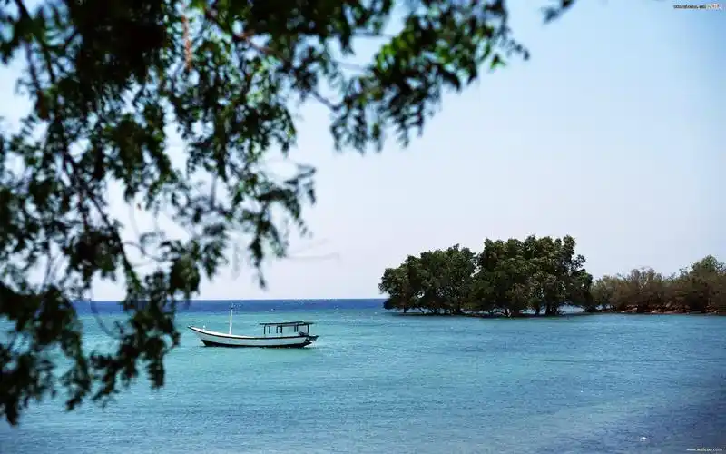 海边风景停靠的小船宽屏桌面壁纸高清