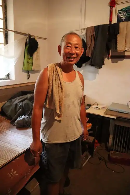 在村里观光园里干活的老人,对生活很有满足感.