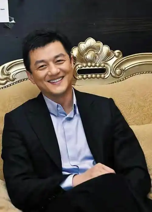 如今,李亚鹏转战短视频平台,与大家分享日常生活,但不少人却认为都是