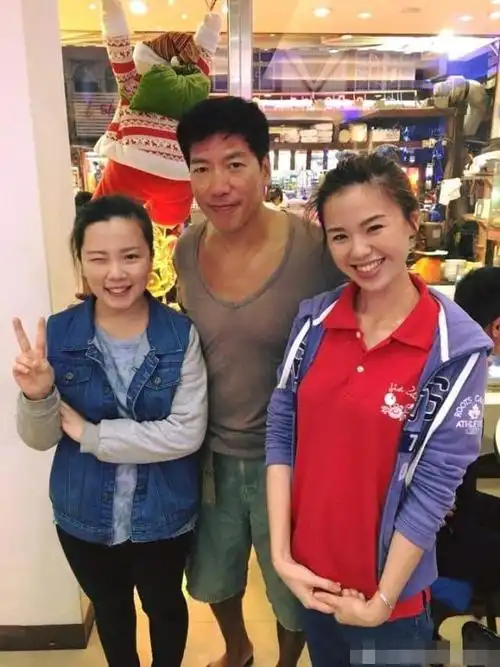 原创56岁乌鸦哥张耀扬参加饭局网友只关心他掀桌子没