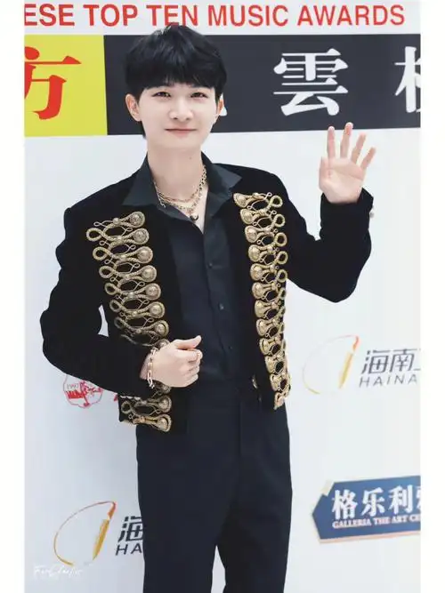 周深东方风云榜黑金小猫