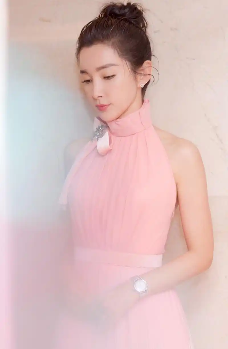 李冰冰活动美照,身着一款粉红色礼裙清新靓丽