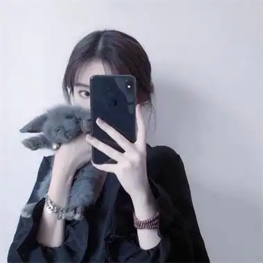 拿苹果13手机挡脸的女生头像 自然对镜自拍挡脸ins质感女头图片