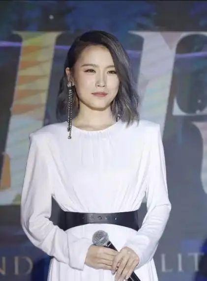 飞儿乐队踢出主唱飞儿,凉掉了!飞儿在婚礼上演唱不如网红?|飞儿乐团|