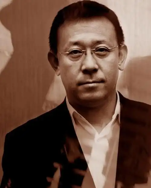 58岁姜文新片造型突破大!两个小辫子太娇俏,不似以往酷帅形象