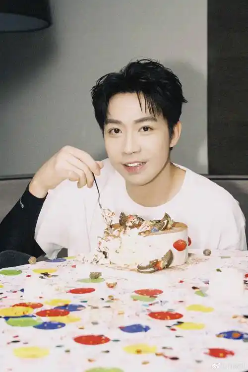 在俞灏明的生日图片中,除了妈妈送的红包外,还有他自己的照片.