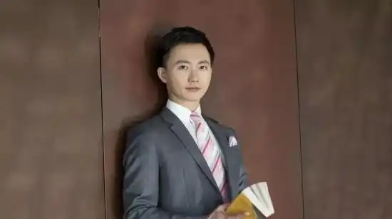 走近央视英语主播钟石:这位全能型主持人有点不一样