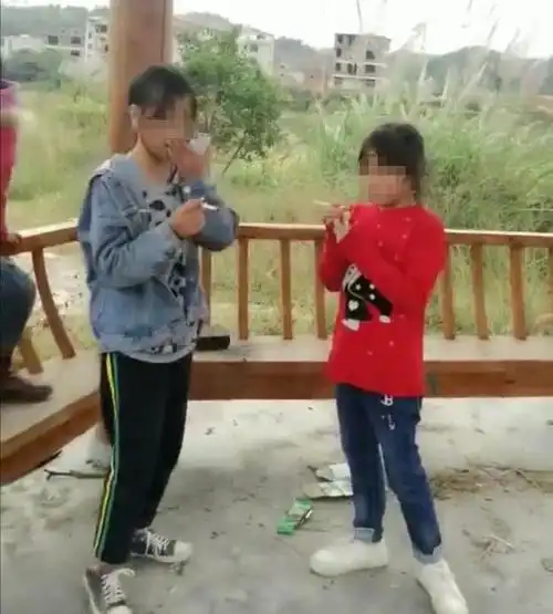 5名讲粤语小女孩聚众抽烟个个都炫耀自己有男朋友最大的10岁