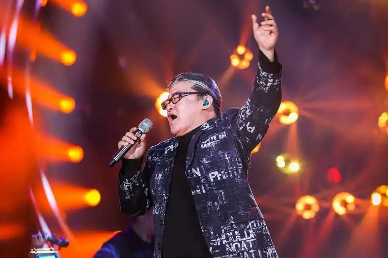 《歌手》第五期播出,刘欢一改往日风格,一个动作惹吴青峰大笑!