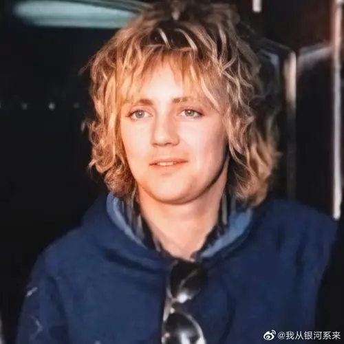 罗杰 泰勒:皇后乐队的(暴躁)鼓手高音vocal(女高音歌唱家),今年是老头