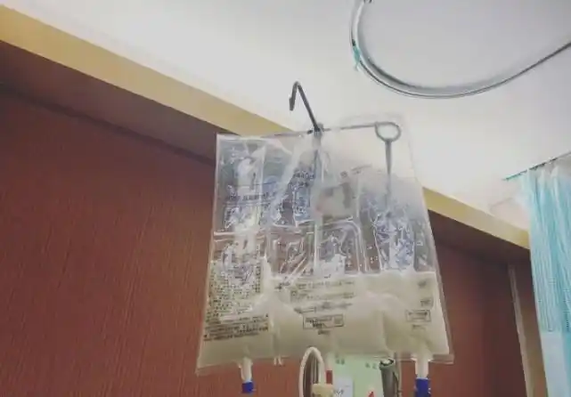 袁姗姗自曝爸爸生病,晒病房输液照让人担忧,不工作陪护他很孝顺