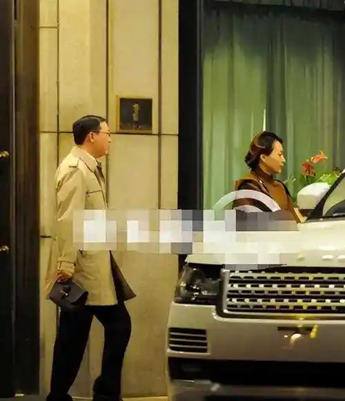 董卿夫妇低调露面,她肌肤白皙似少女,丈夫密春雷低调陪同